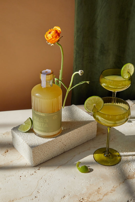 Premium μη αλκοολούχο cocktail mix Margarita 500ml από τη Here & How σε κομψό, minimal γυάλινο μπουκάλι, ιδανικό για home bartending.
