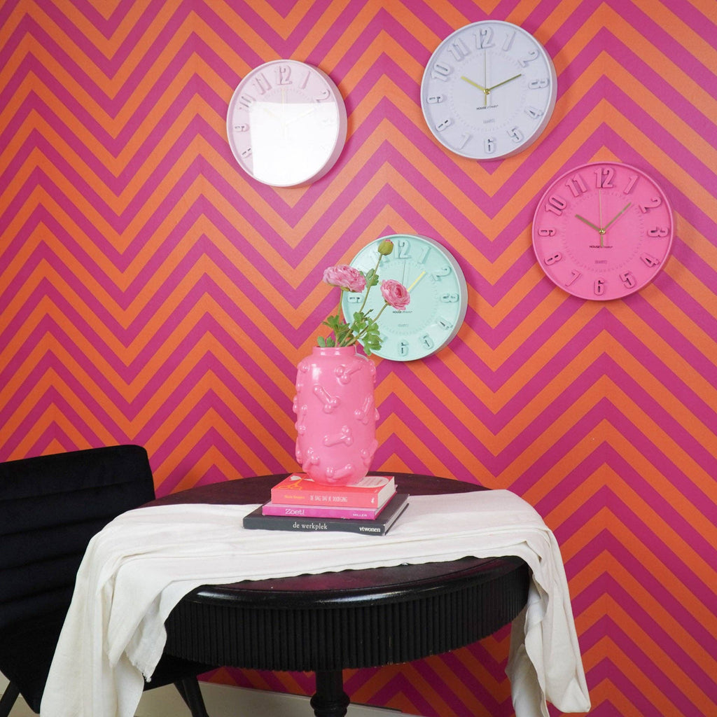 Μοντέρνο επιτοίχιο ρολόι House Vitamin σε έντονο νέον ροζ χρώμα με ανάγλυφους 3D αριθμούς, διάμετρος 30cm.