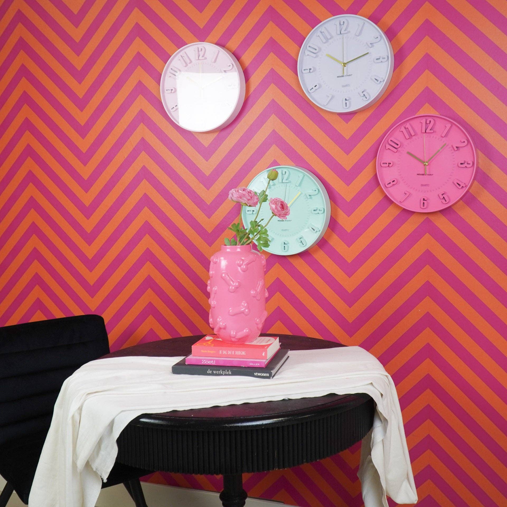 Μοντέρνο επιτοίχιο ρολόι House Vitamin σε έντονο νέον ροζ χρώμα με ανάγλυφους 3D αριθμούς, διάμετρος 30cm.