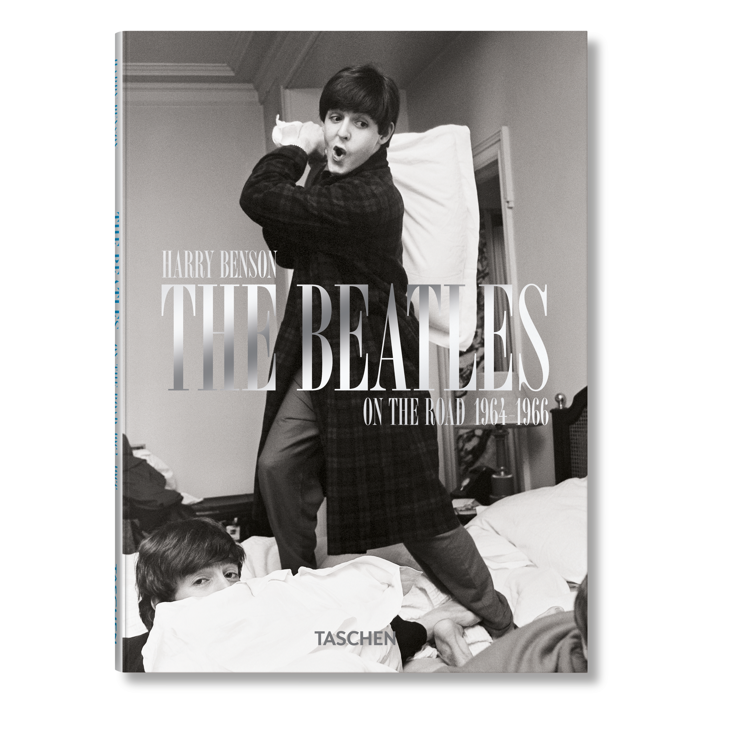 Το σκληρόδετο βιβλίο "Harry Benson. The Beatles" του εκδοτικού οίκου TASCHEN, με την εμβληματική ασπρόμαυρη φωτογραφία του συγκροτήματος στο εξώφυλλο.