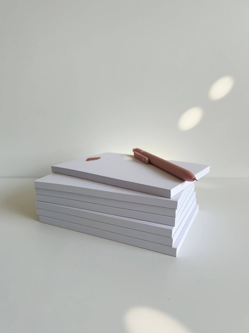 Χειροποίητο μπλοκ σημειώσεων SANS.design με σχέδιο κρουασάν σε τεχνική watercolor, 50 φύλλα, μέγεθος A6.