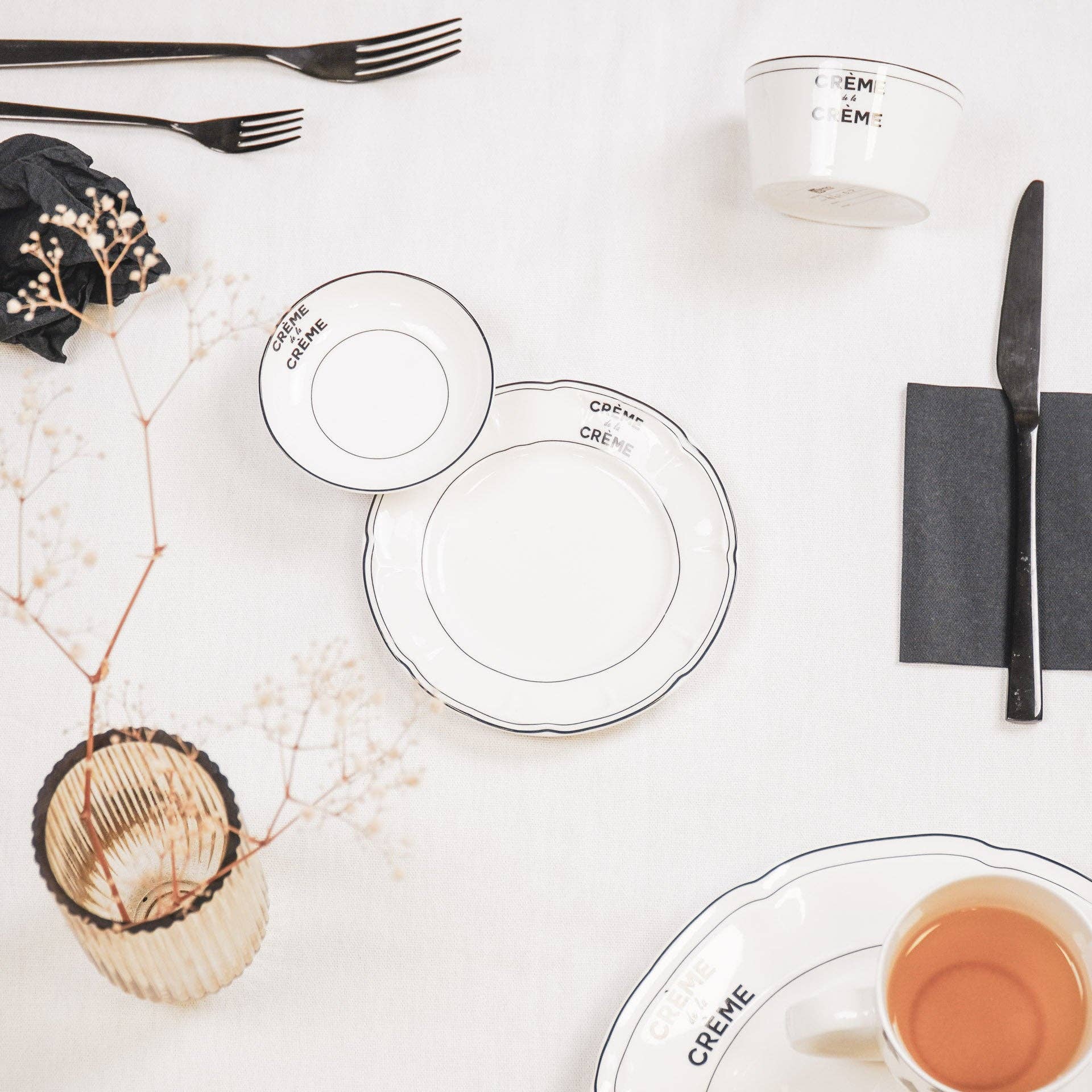 Μικρό παραλληλόγραμμο κεραμικό πιάτο House Vitamin με την επιγραφή "Crème de la Crème" και χρυσό περίγραμμα.