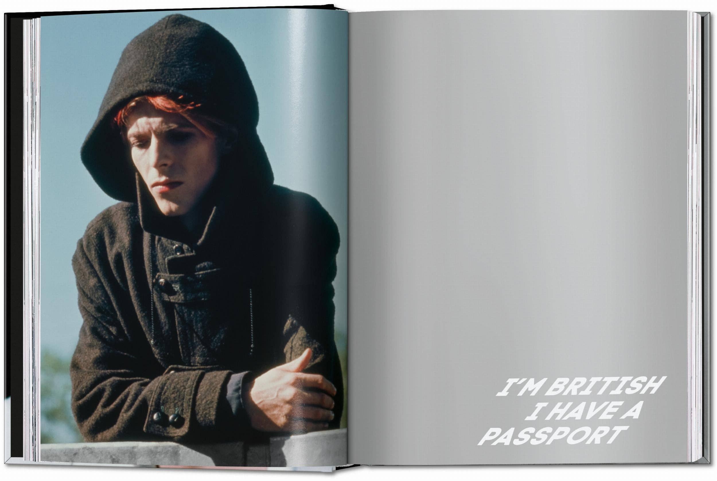 Το βιβλίο The Man Who Fell to Earth με τον David Bowie, από τις εκδόσεις TASCHEN, σε σκληρό εξώφυλλο με εμβληματική φωτογραφία από την ταινία.