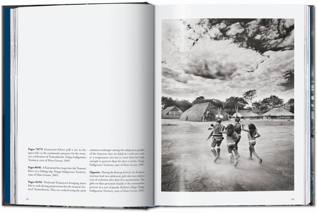 Το βιβλίο Amazônia του Sebastião Salgado από τις εκδόσεις TASCHEN, με μια επιβλητική ασπρόμαυρη φωτογραφία του δάσους του Αμαζονίου στο εξώφυλλο.