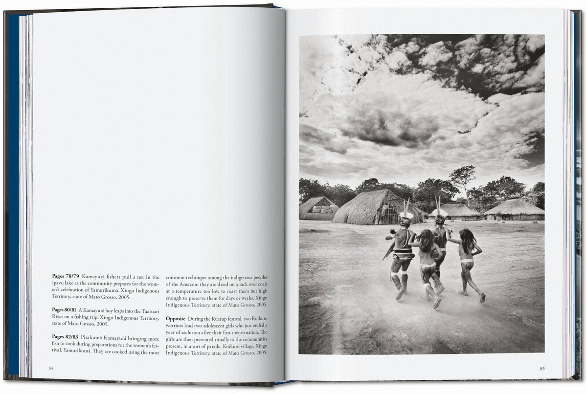 Το βιβλίο Amazônia του Sebastião Salgado από τις εκδόσεις TASCHEN, με μια επιβλητική ασπρόμαυρη φωτογραφία του δάσους του Αμαζονίου στο εξώφυλλο.