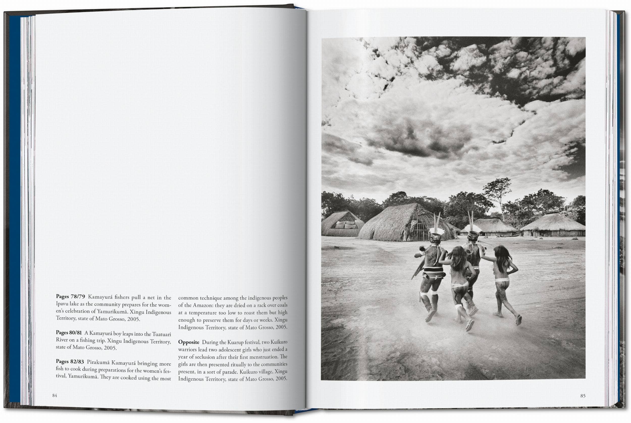 Το βιβλίο Amazônia του Sebastião Salgado από τις εκδόσεις TASCHEN, με μια επιβλητική ασπρόμαυρη φωτογραφία του δάσους του Αμαζονίου στο εξώφυλλο.