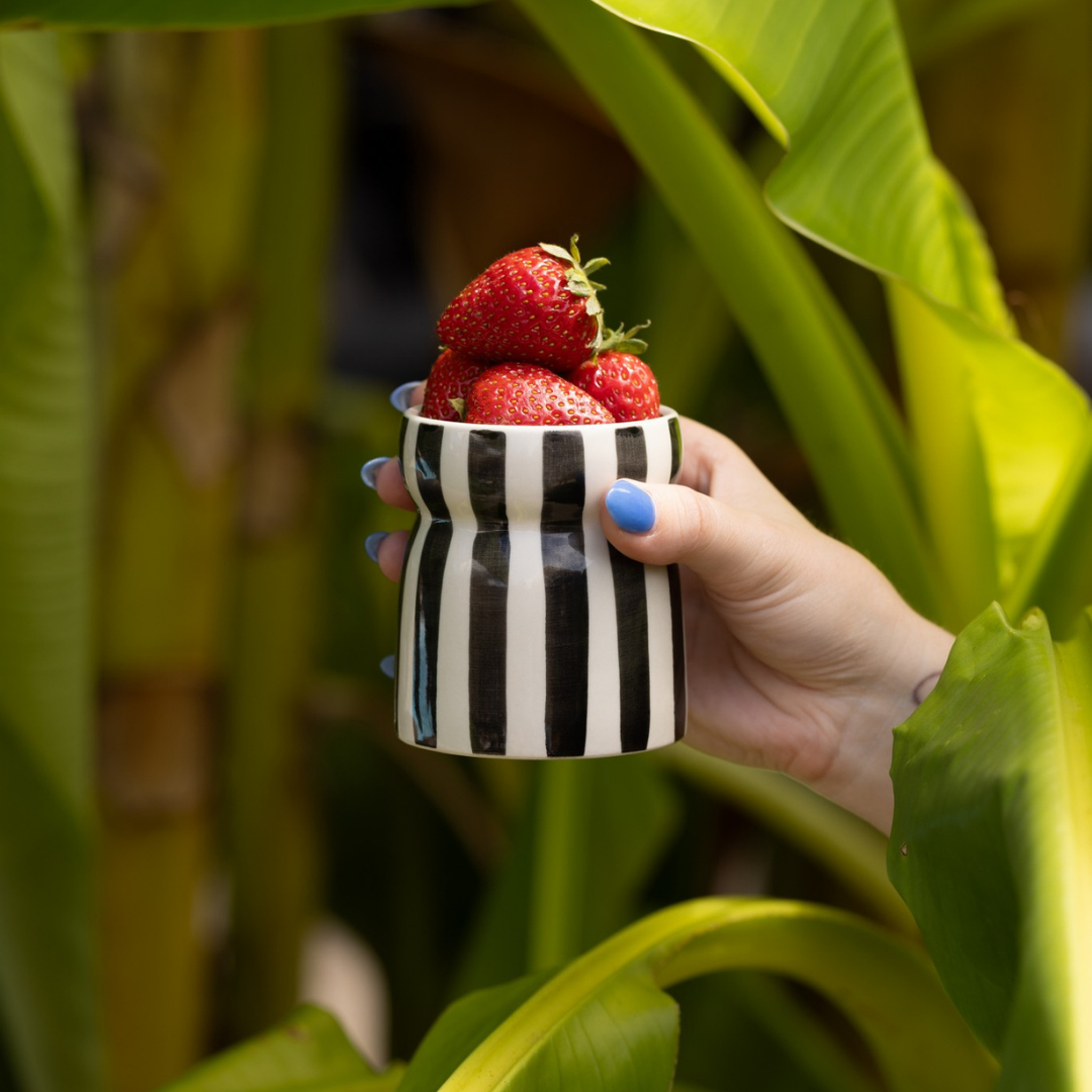 Μαύρο και λευκό ριγέ κεραμικό κερί Cabana με καπάκι, αρωματισμένο με Lava Stone.