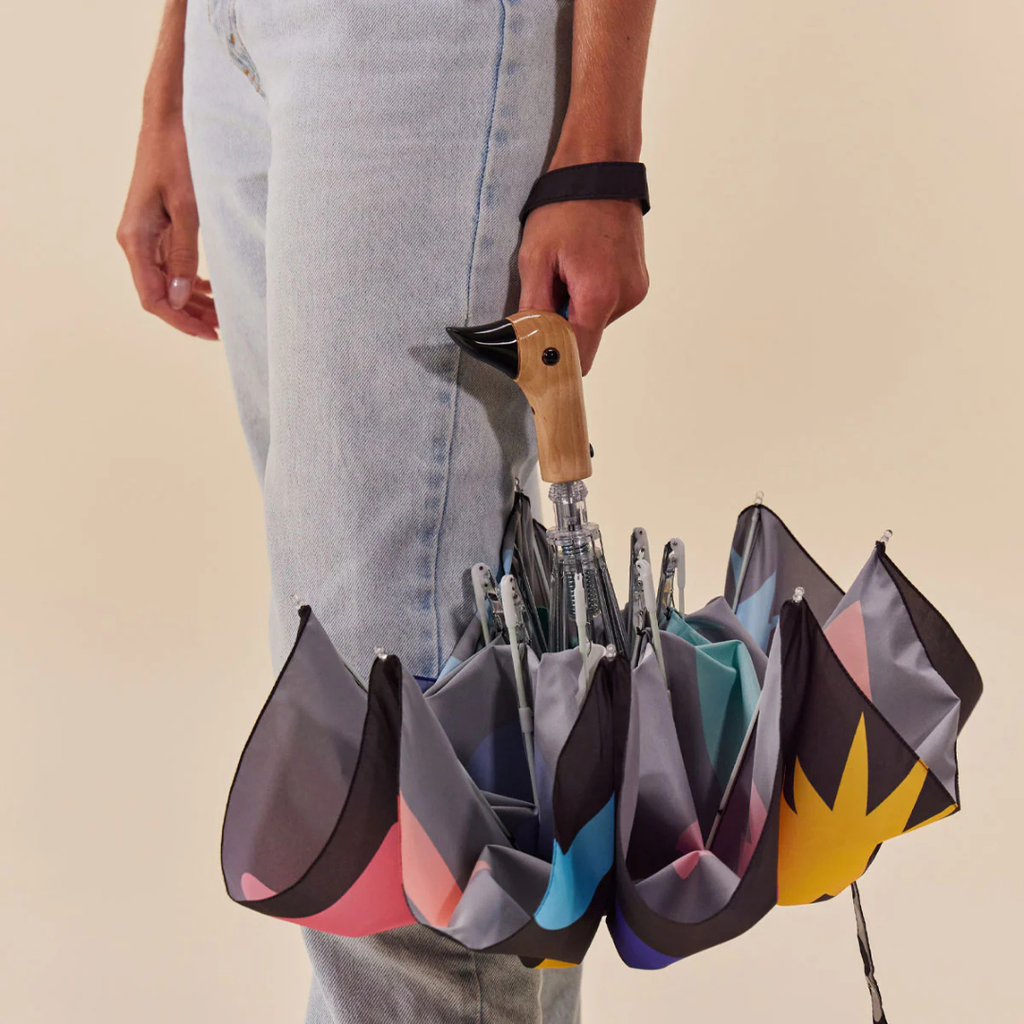 palma umbrella, duck umbrella, ομπρέλα design, the ritual project, compact umbrella, ξύλινη λαβή, minimal accessories, statement design, πολύχρωμο μοτίβο, gift idea