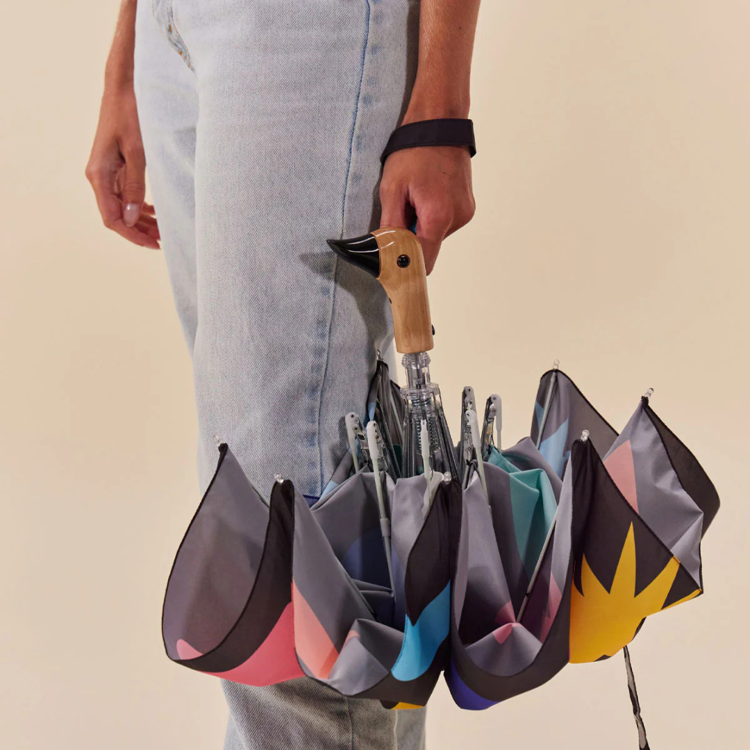 palma umbrella, duck umbrella, ομπρέλα design, the ritual project, compact umbrella, ξύλινη λαβή, minimal accessories, statement design, πολύχρωμο μοτίβο, gift idea