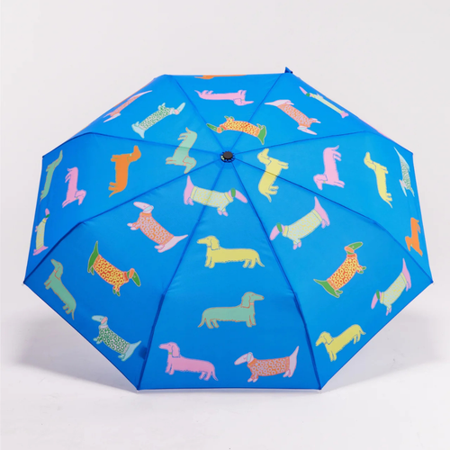 Αναδιπλούμενη ομπρέλα Original Duckhead Dogs In Blue σε μπλε φόντο με εικονογραφημένους σκύλους και χειροποίητη ξύλινη λαβή πάπιας.