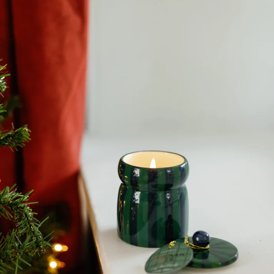 Κεραμικό κερί Cabana σε πράσινο και μπλε ριγέ βάζο, αρωματισμένο με Balsam Fir.