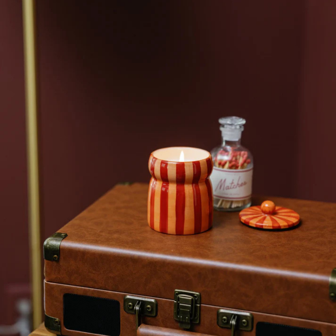 Κεραμικό κερί Cabana σε κόκκινο και λευκό ριγέ βάζο, αρωματισμένο με Spiced Apple.