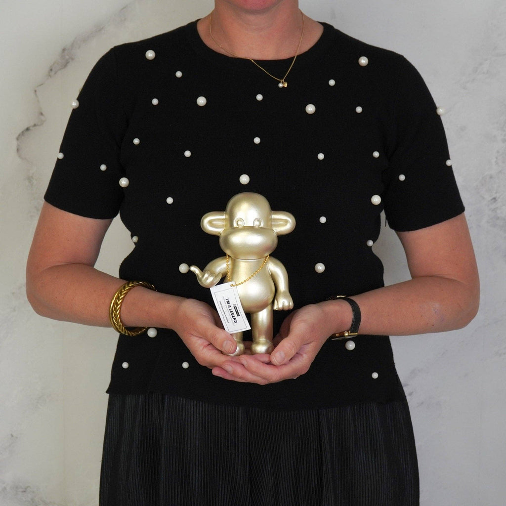 Διακοσμητική χρυσή μαϊμού House Vitamin σε μέγεθος Medium, που κάνει τη χειρονομία "Hang Loose".