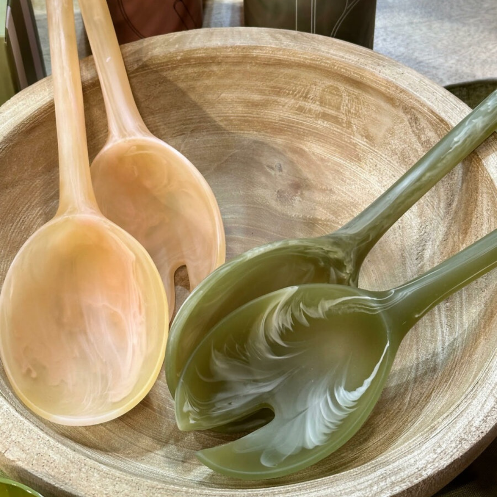 Σετ 2 τεμαχίων σερβιρίσματος σαλάτας σε κοραλί ρητίνη – Maegen – The Ritual Project