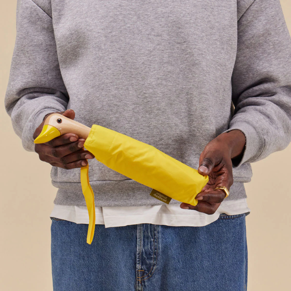 Yellow Duck Compact Umbrella με ξύλινη λαβή πάπιας και πολύχρωμο μοτίβο – The Ritual Project