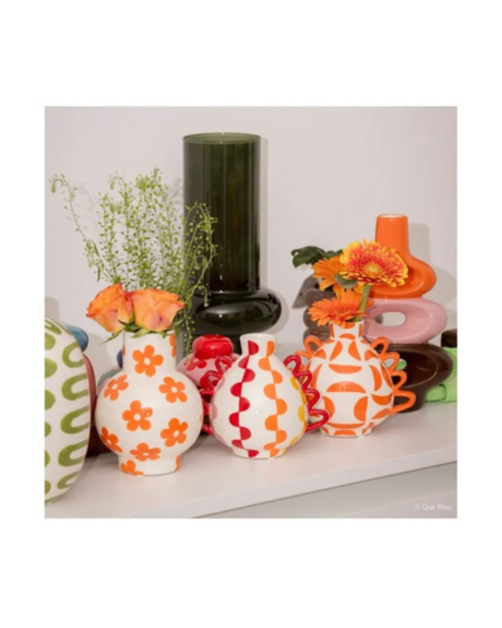 Χειροποίητο κεραμικό βάζο Qué Rico Manolo με οργανικό σχήμα και πολύχρωμο καρό μοτίβο Groovy Grids.