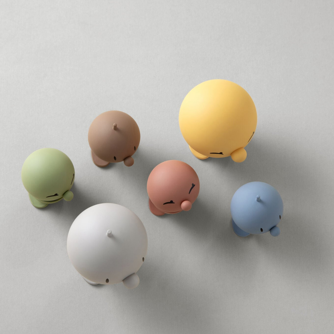Η εμβληματική επιτραπέζια φιγούρα "Bimble" της Hoptimist σε μέγεθος Medium (9,5 cm) με απαλό φινίρισμα Soft Touch και τα χαρακτηριστικά χαμογελαστά, κλειστά μάτια.
