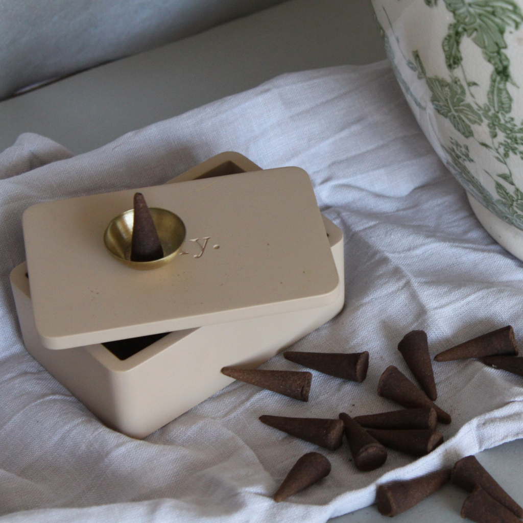 20 Αρωματικοί κώνοι θυμιάματος Sambac & Cedar σε τσιμεντένιο κουτί | Taupe