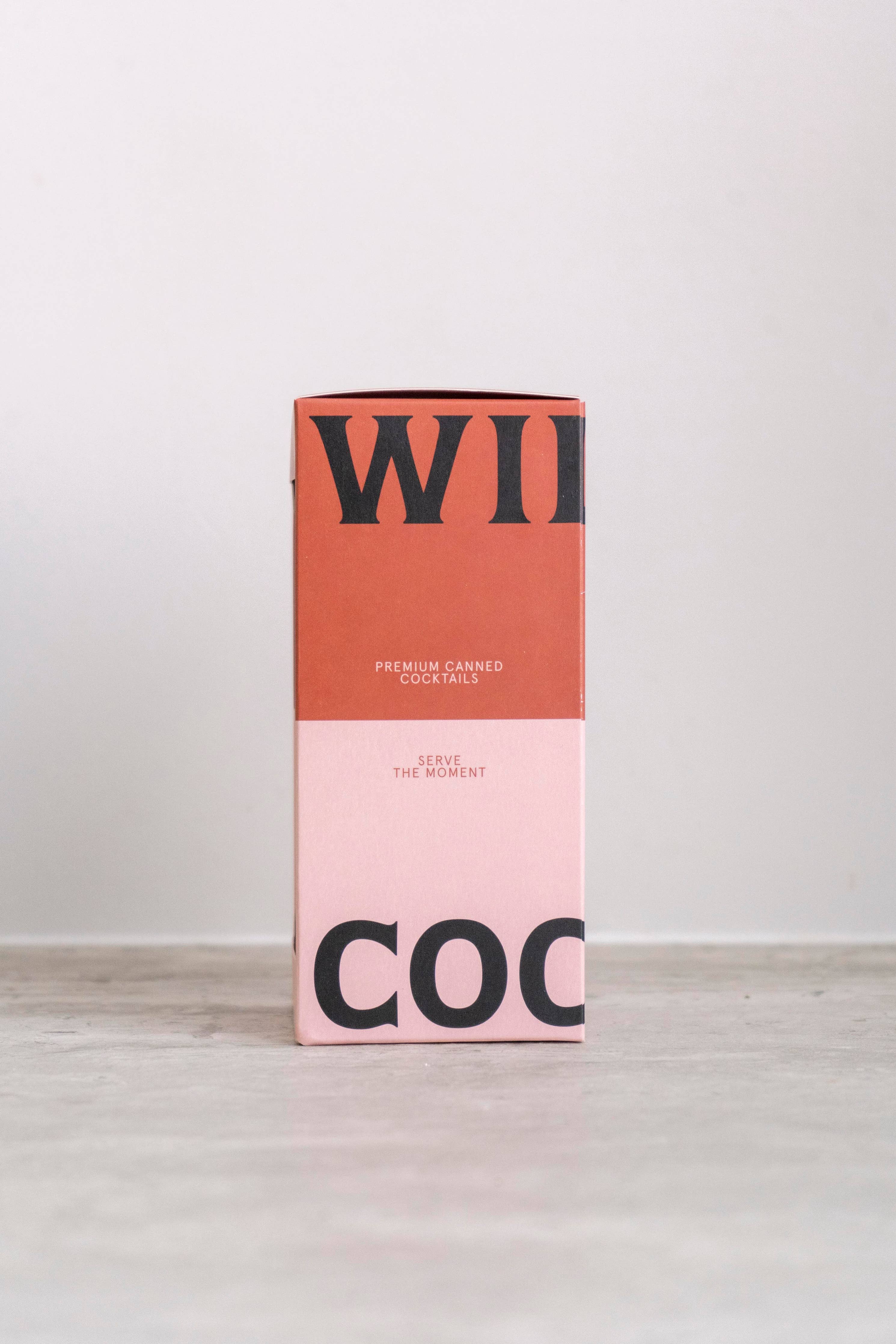 Πολυτελής συσκευασία δώρου Williams Cocktails που περιλαμβάνει τρεις κονσέρβες premium cocktails των 130ml.