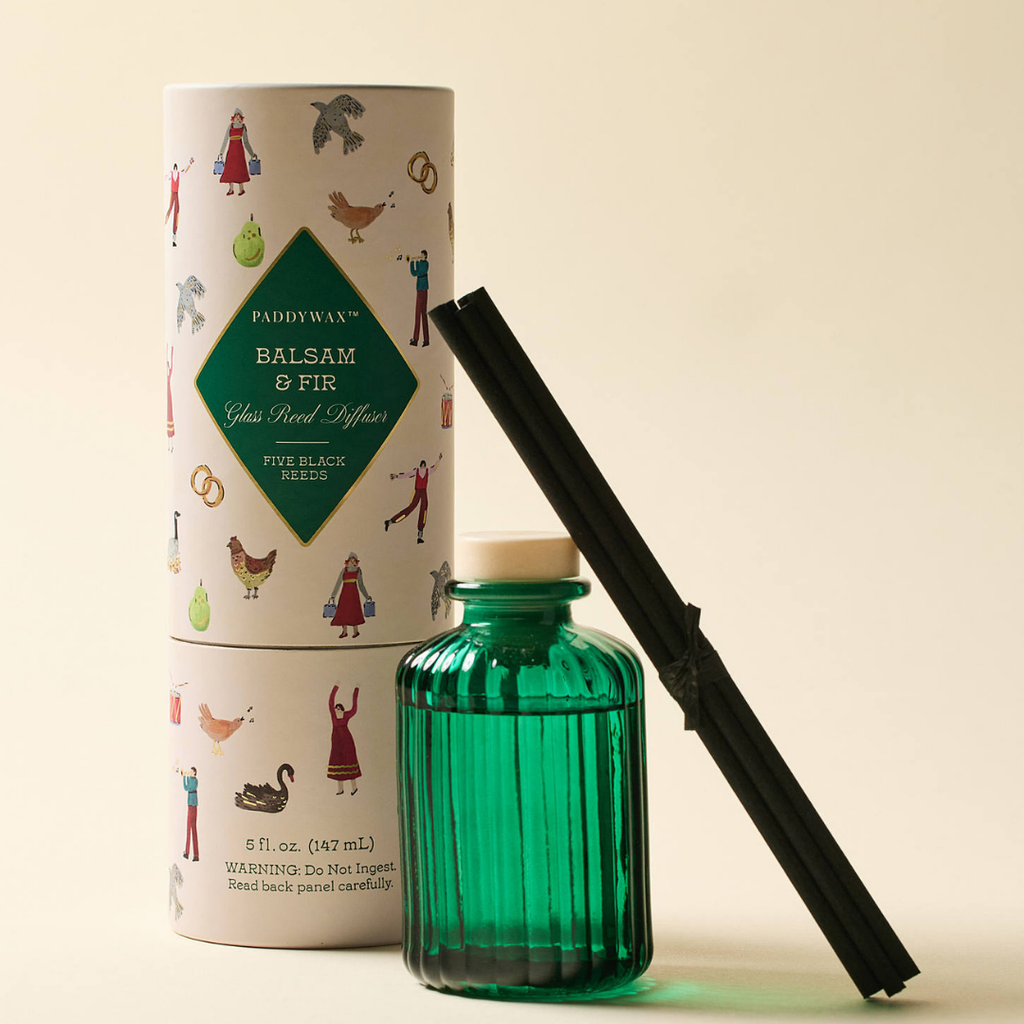 Πράσινος ραβδωτός γυάλινος διαχυτής αρώματος Balsam & Fir 147ml με μαύρες ράβδους (fiber reeds) και την εικονογραφημένη συσκευασία του.