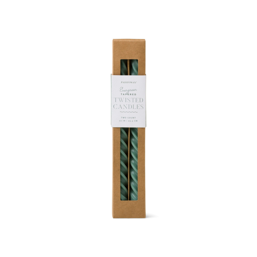 Δύο πράσινα (Evergreen) στριφτά κηροπήγια (Twisted Taper Candles)με μοντέρνο σχέδιο.
