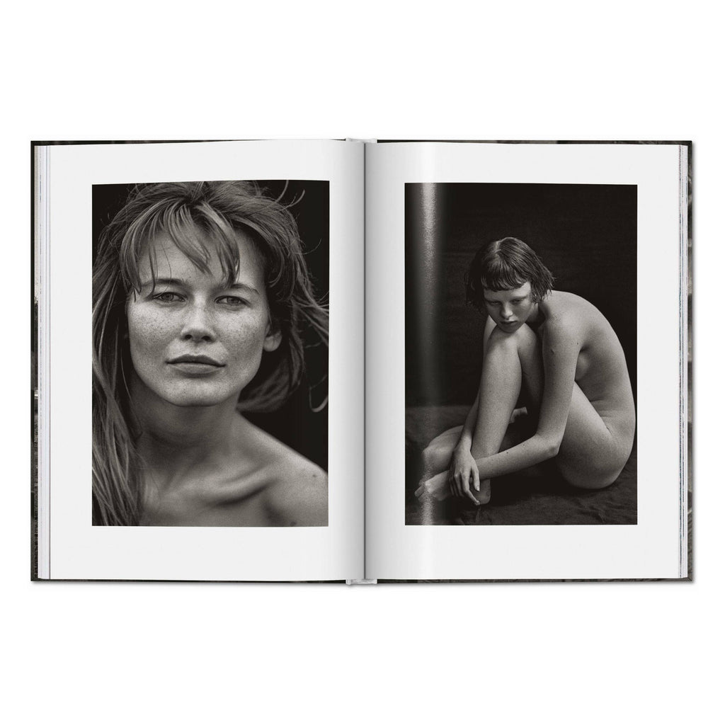 Το premium σκληρόδετο βιβλίο "Peter Lindbergh. Untold Stories" του εκδοτικού οίκου TASCHEN, με μια από τις χαρακτηριστικές, ασπρόμαυρες και γεμάτες συναίσθημα φωτογραφίες του στο εξώφυλλο.