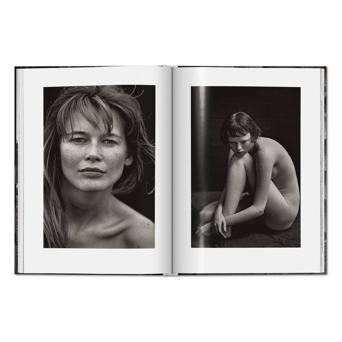 Το premium σκληρόδετο βιβλίο "Peter Lindbergh. Untold Stories" του εκδοτικού οίκου TASCHEN, με μια από τις χαρακτηριστικές, ασπρόμαυρες και γεμάτες συναίσθημα φωτογραφίες του στο εξώφυλλο.