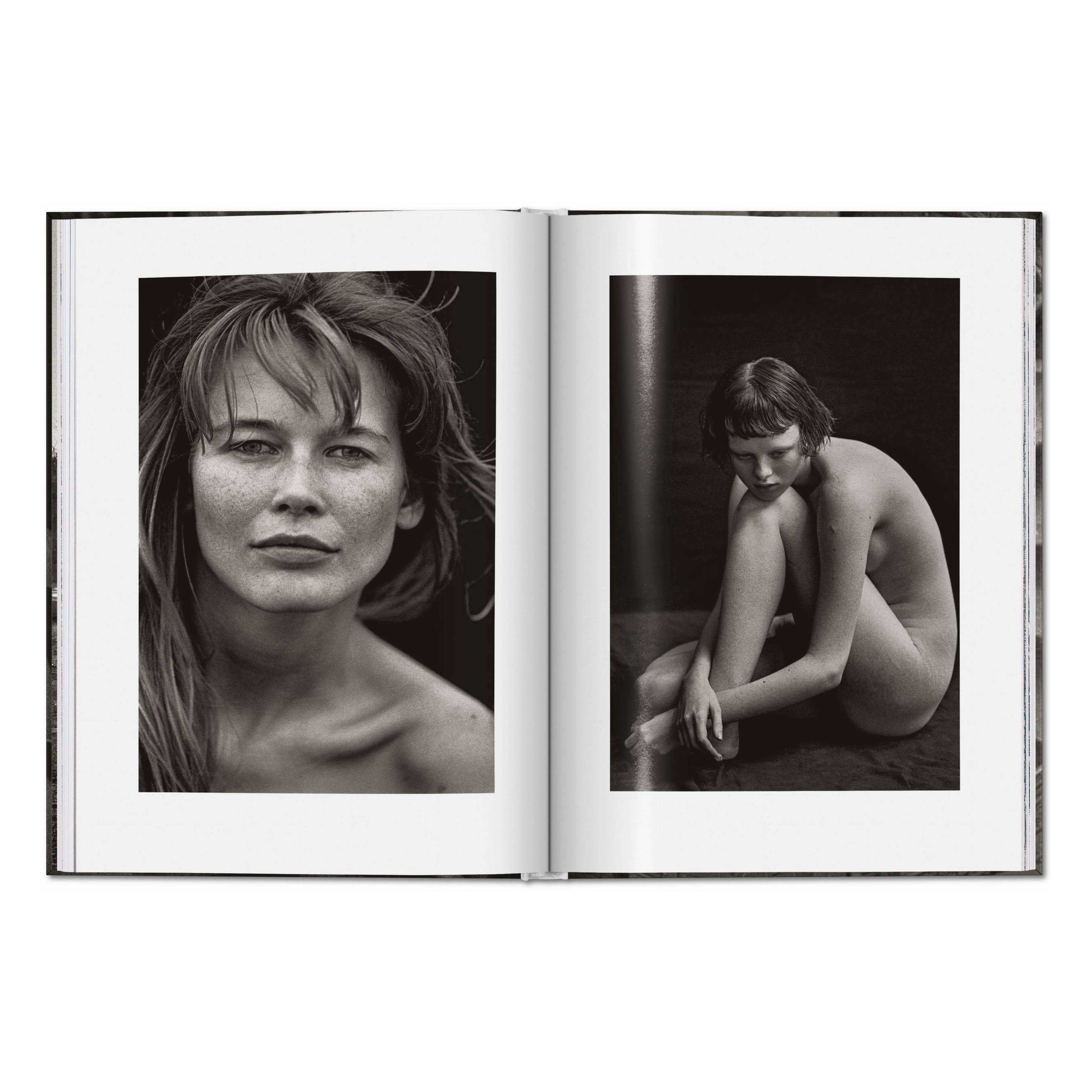 Το premium σκληρόδετο βιβλίο "Peter Lindbergh. Untold Stories" του εκδοτικού οίκου TASCHEN, με μια από τις χαρακτηριστικές, ασπρόμαυρες και γεμάτες συναίσθημα φωτογραφίες του στο εξώφυλλο.