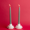 Δύο πράσινα (Evergreen) στριφτά κηροπήγια (Twisted Taper Candles)με μοντέρνο σχέδιο.