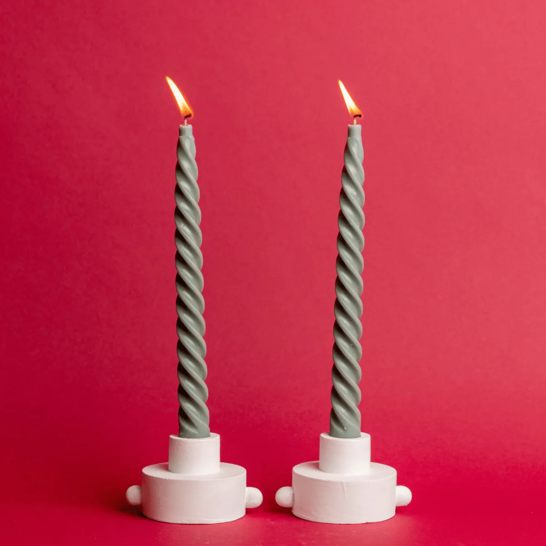 Δύο πράσινα (Evergreen) στριφτά κηροπήγια (Twisted Taper Candles)με μοντέρνο σχέδιο.