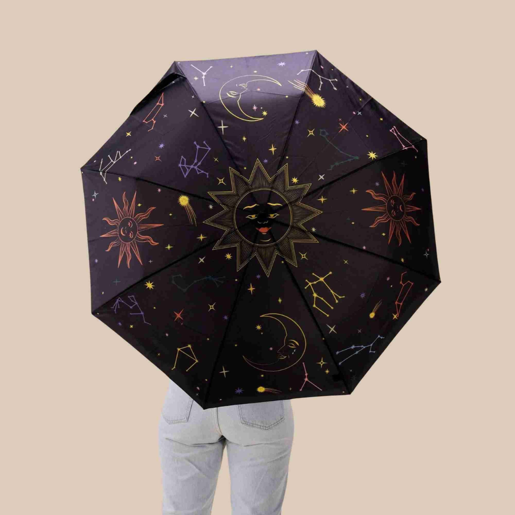 Zodiac Duck Compact Umbrella με ξύλινη λαβή πάπιας και πολύχρωμο μοτίβο – The Ritual Project