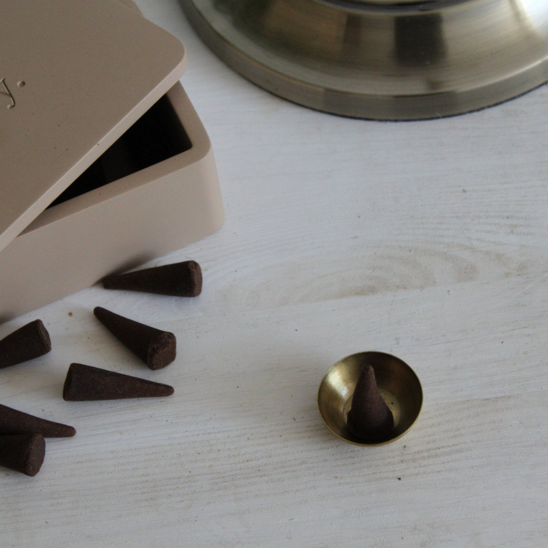 20 Αρωματικοί κώνοι θυμιάματος Sambac & Cedar σε τσιμεντένιο κουτί | Taupe