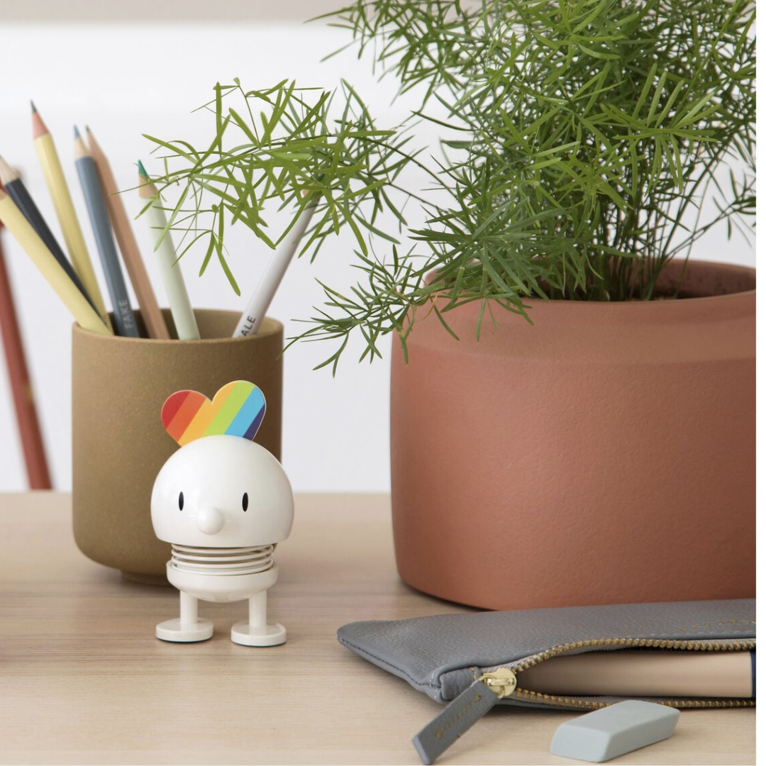 Δανέζικη διακοσμητική φιγούρα Hoptimist Rainbow Bumble Small σε πολύχρωμες ρίγες ουράνιου τόξου με χαρακτηριστικό ελατήριο.