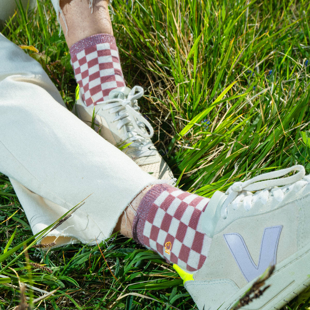 κάλτσες Billybelt με καρό μοτίβο σε απαλό ροζ και εκρού χρώμα, από premium χτενισμένο βαμβάκι.