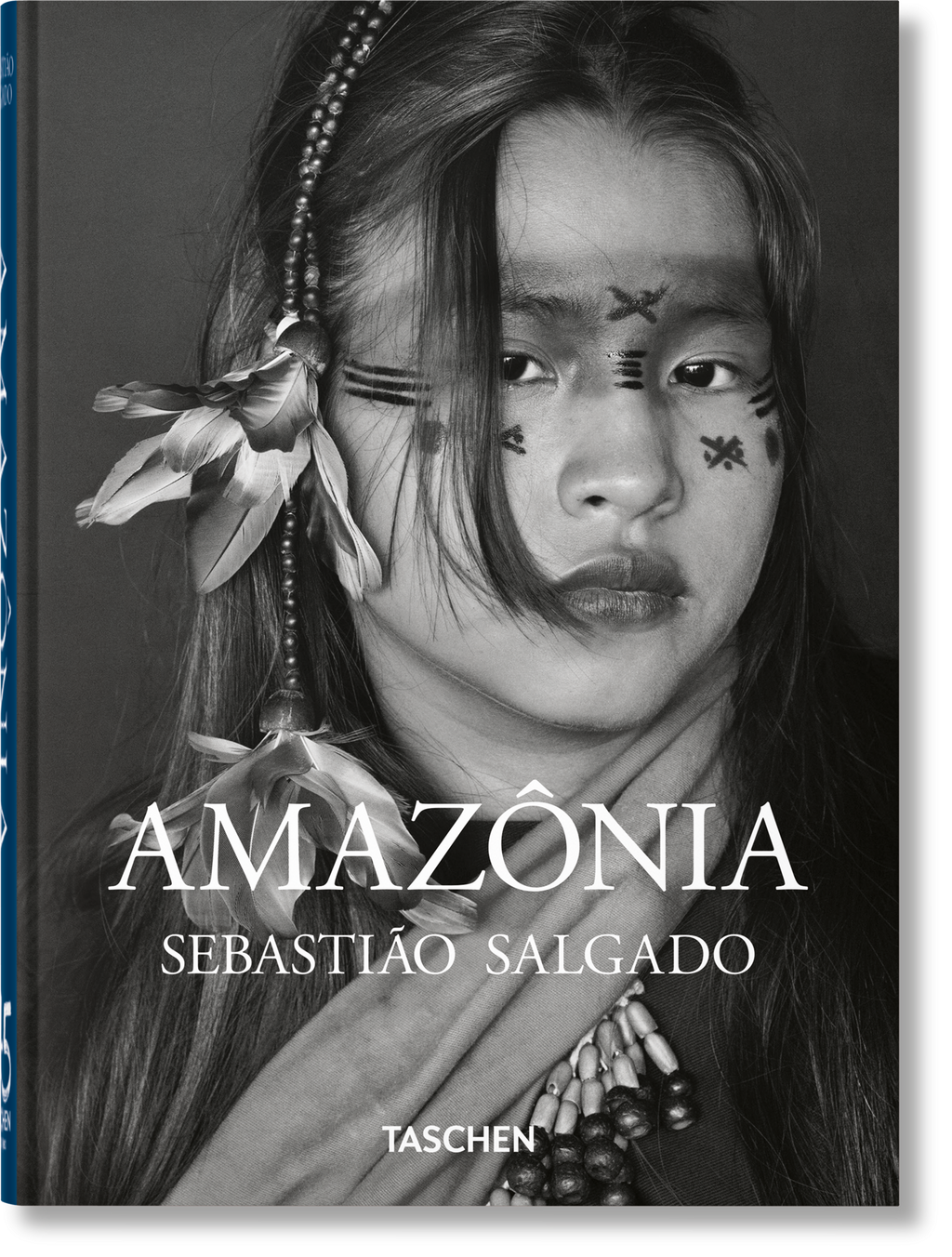 Το βιβλίο Amazônia του Sebastião Salgado από τις εκδόσεις TASCHEN, με μια επιβλητική ασπρόμαυρη φωτογραφία του δάσους του Αμαζονίου στο εξώφυλλο.