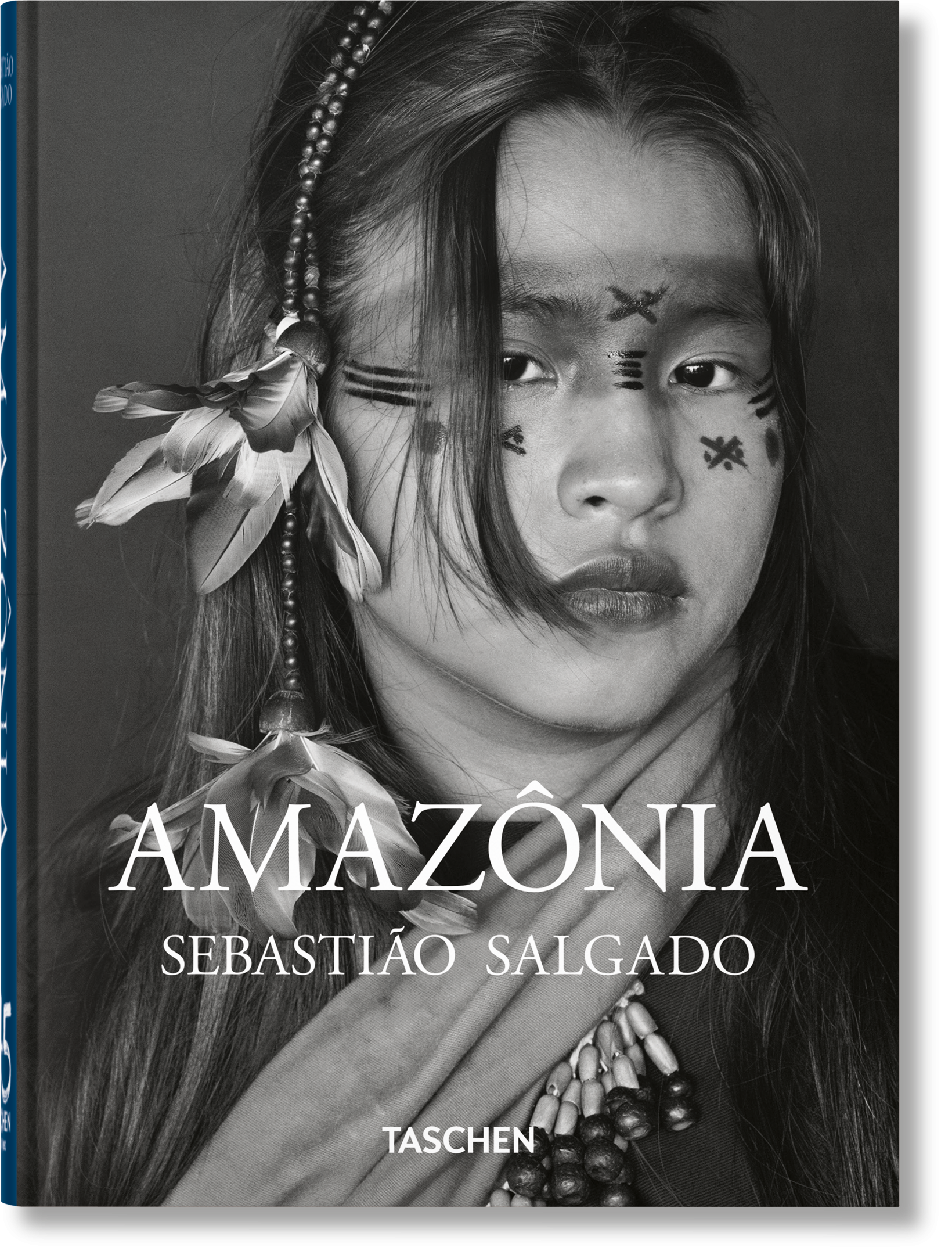 Το βιβλίο Amazônia του Sebastião Salgado από τις εκδόσεις TASCHEN, με μια επιβλητική ασπρόμαυρη φωτογραφία του δάσους του Αμαζονίου στο εξώφυλλο.
