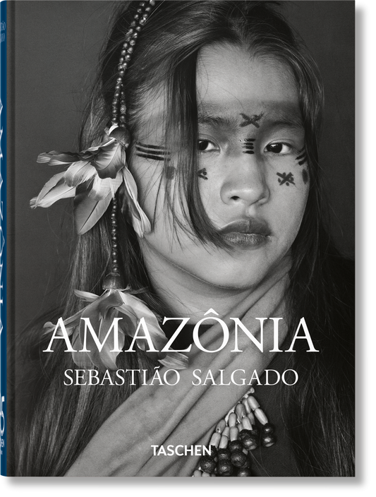 Το βιβλίο Amazônia του Sebastião Salgado από τις εκδόσεις TASCHEN, με μια επιβλητική ασπρόμαυρη φωτογραφία του δάσους του Αμαζονίου στο εξώφυλλο.