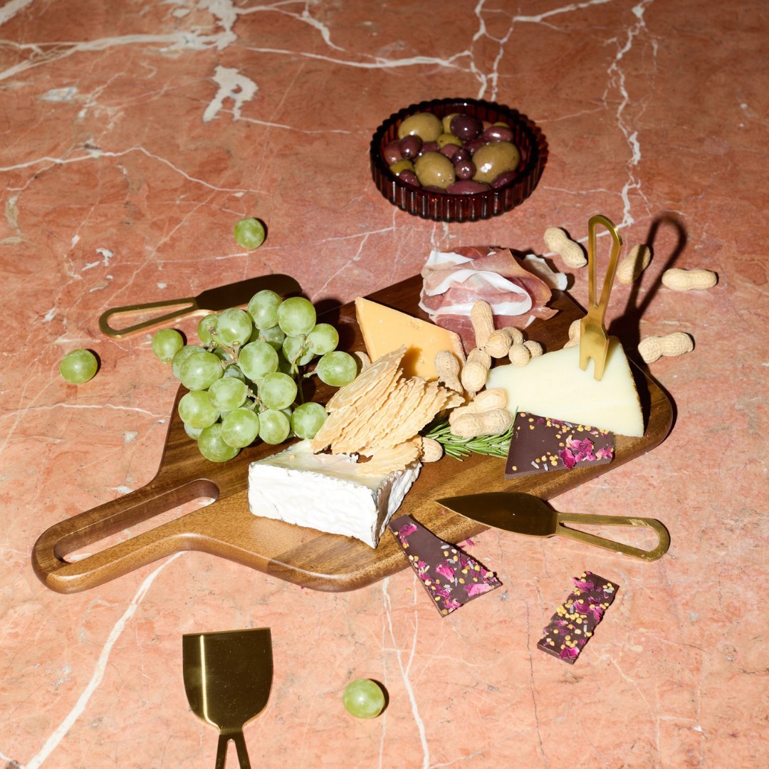 The Jett cheese knife set 3 τεμαχίων πάνω σε ξύλινη πιατέλα – The Ritual Project