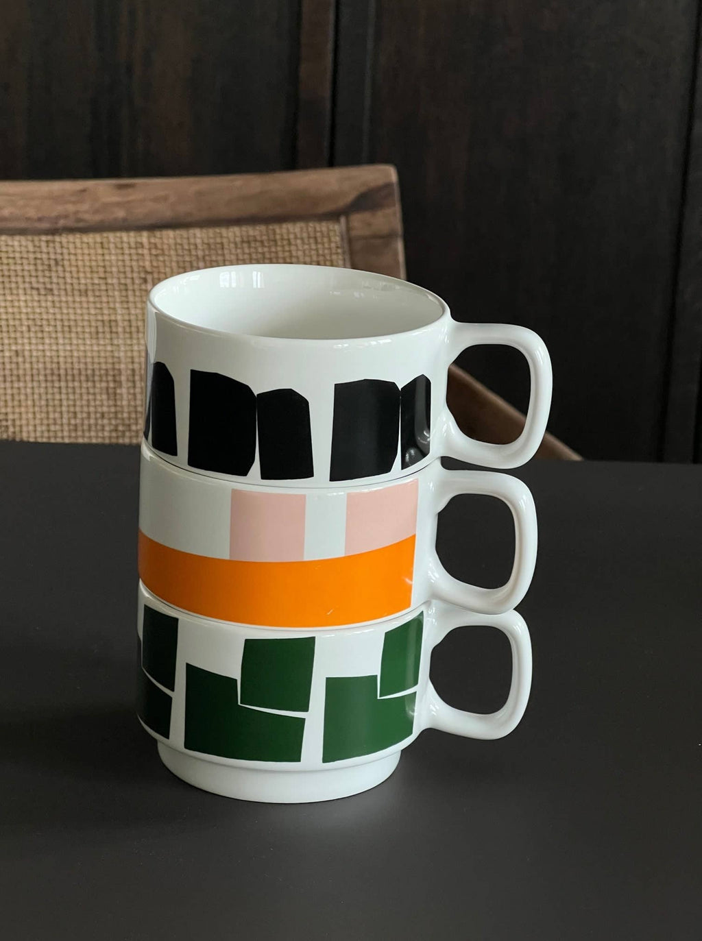 Χειροποίητη κεραμική κούπα σε off-white χρώμα με πράσινο (green) αφηρημένο γραφικό σχέδιο και γυαλιστερό φινίρισμα.