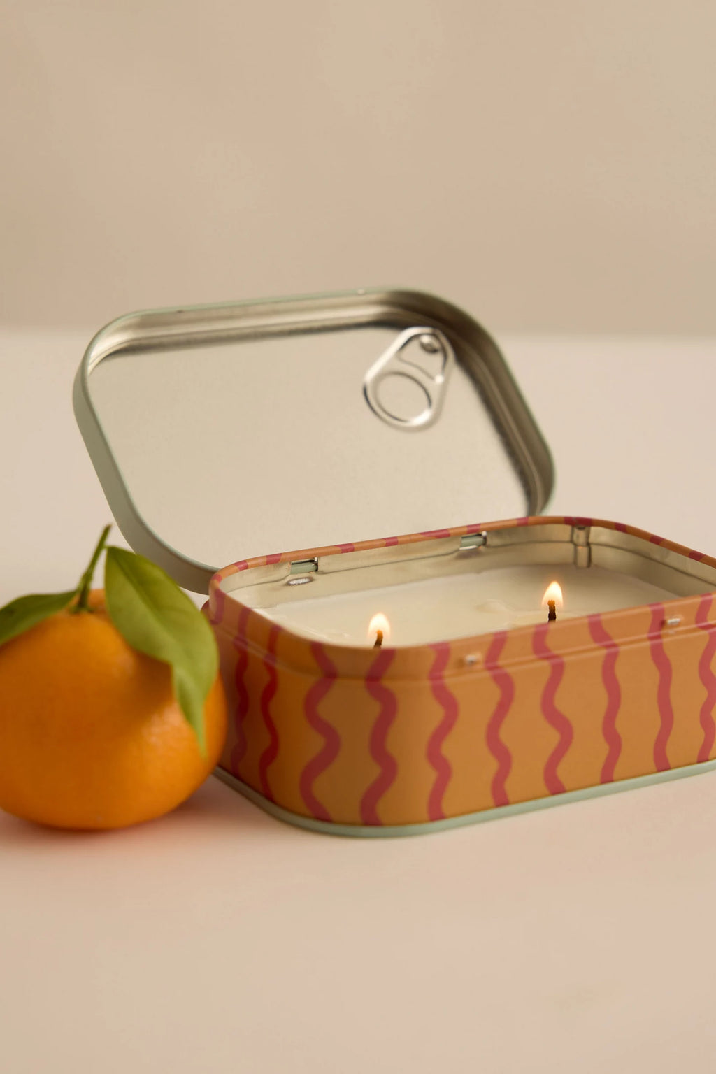 Αρωματικό κερί σόγιας Paddywax Bistro σε μεταλλικό δοχείο κονσέρβας με vintage ετικέτα και άρωμα Citrus Spritz.