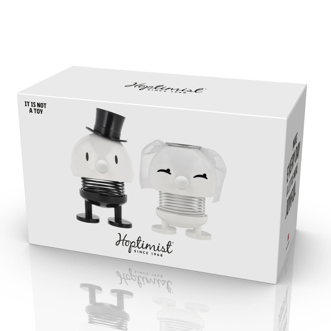 Δανέζικο διακοσμητικό σετ γάμου Hoptimist Bride & Groom με νύφη και γαμπρό, λευκό και μαύρο με χαρακτηριστικό ελατήριο.