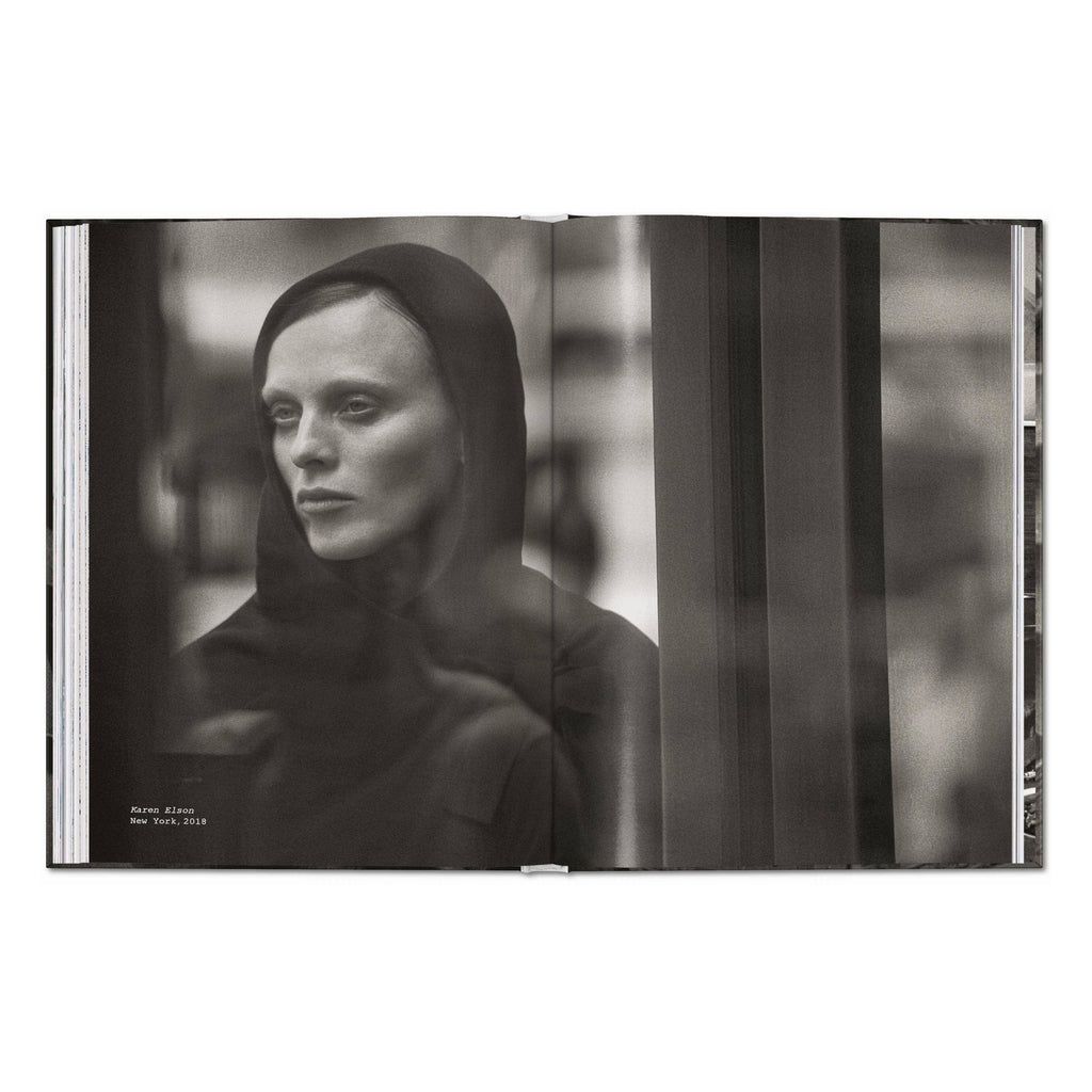 Το premium σκληρόδετο βιβλίο "Peter Lindbergh. Untold Stories" του εκδοτικού οίκου TASCHEN, με μια από τις χαρακτηριστικές, ασπρόμαυρες και γεμάτες συναίσθημα φωτογραφίες του στο εξώφυλλο.