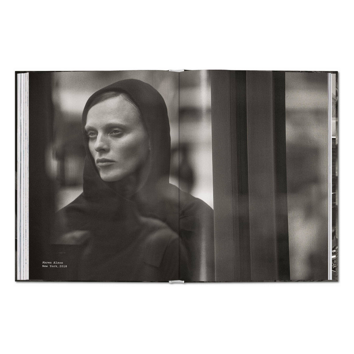Το premium σκληρόδετο βιβλίο "Peter Lindbergh. Untold Stories" του εκδοτικού οίκου TASCHEN, με μια από τις χαρακτηριστικές, ασπρόμαυρες και γεμάτες συναίσθημα φωτογραφίες του στο εξώφυλλο.