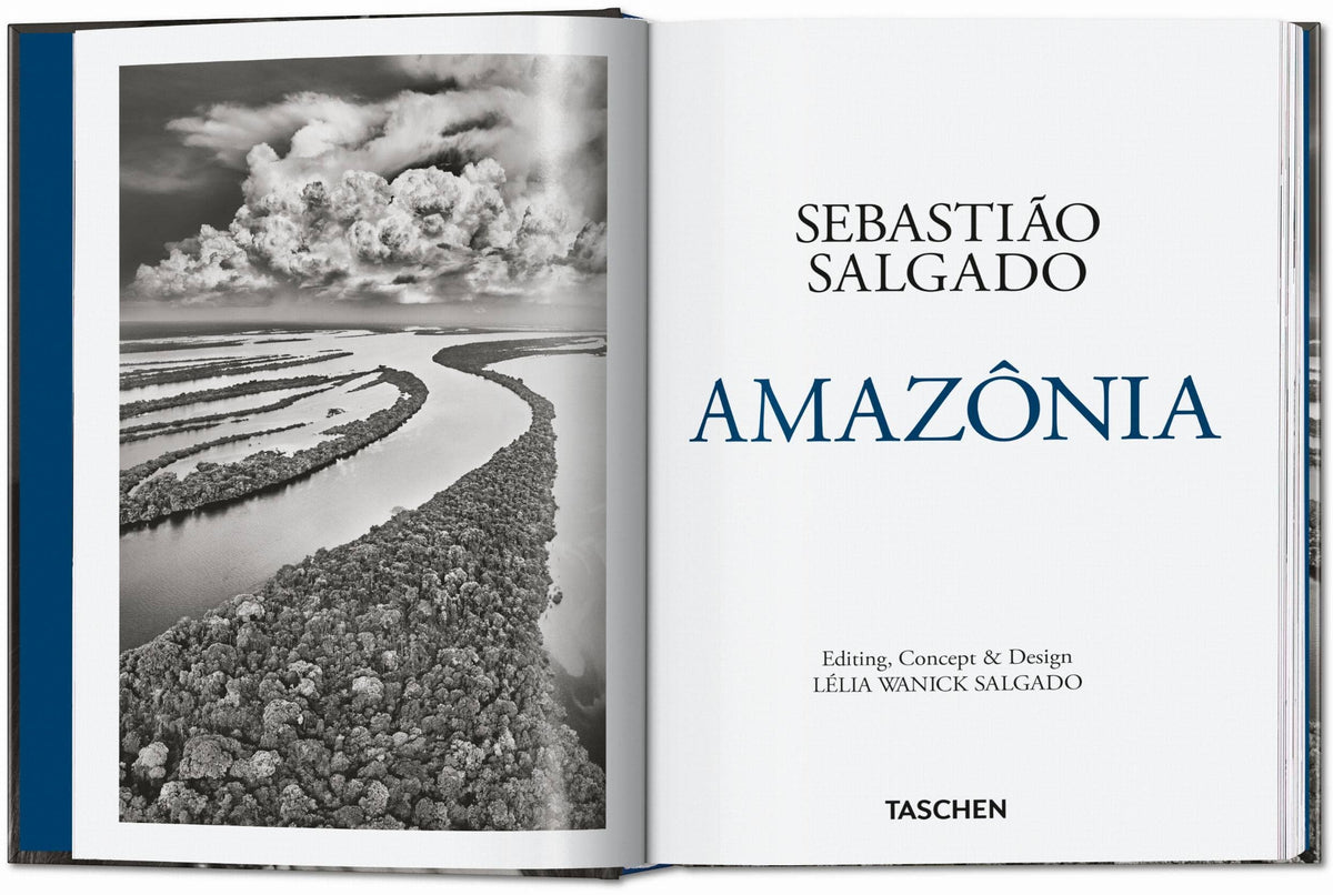 Το βιβλίο Amazônia του Sebastião Salgado από τις εκδόσεις TASCHEN, με μια επιβλητική ασπρόμαυρη φωτογραφία του δάσους του Αμαζονίου στο εξώφυλλο.