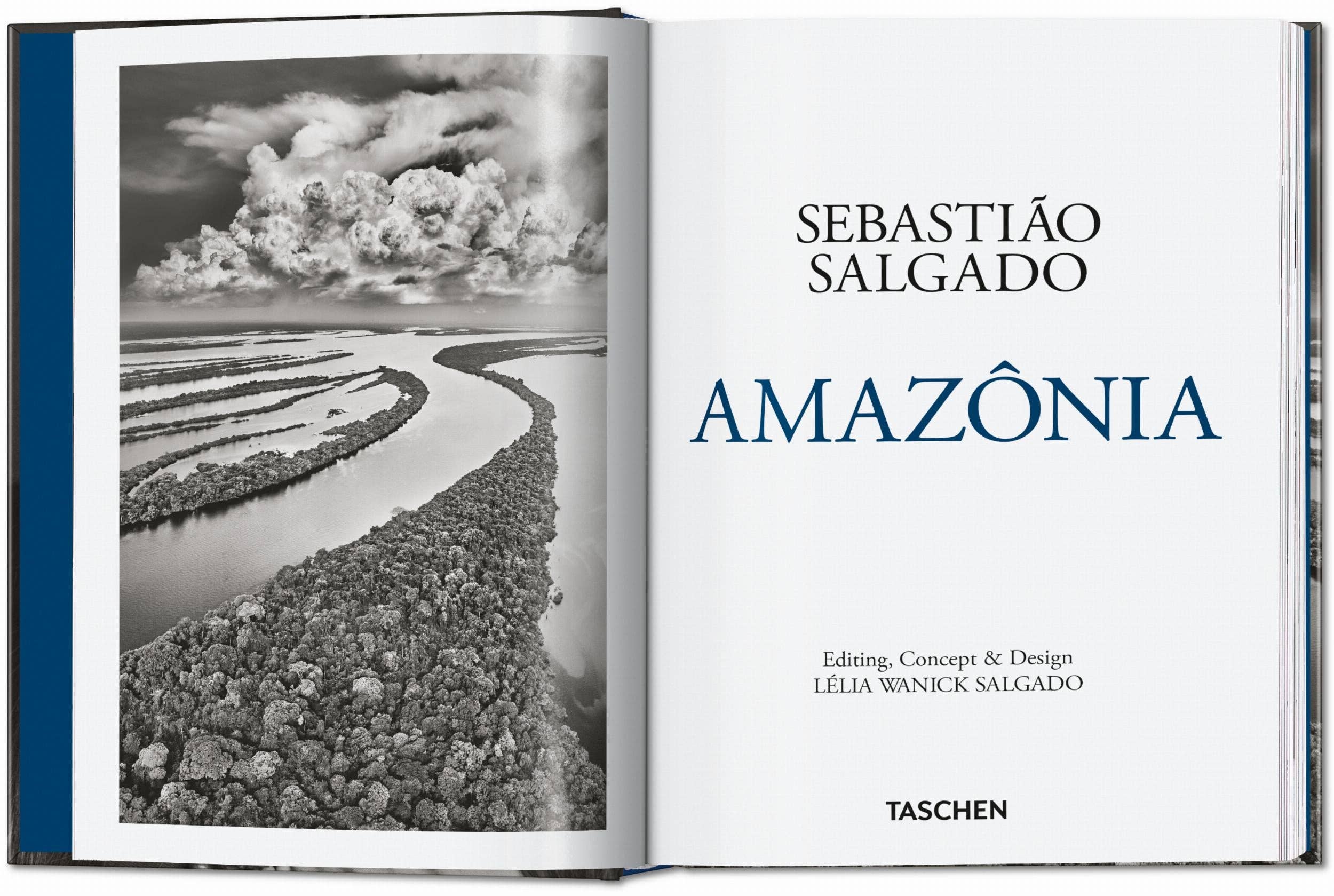 Το βιβλίο Amazônia του Sebastião Salgado από τις εκδόσεις TASCHEN, με μια επιβλητική ασπρόμαυρη φωτογραφία του δάσους του Αμαζονίου στο εξώφυλλο.
