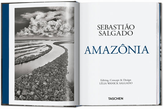 Το βιβλίο Amazônia του Sebastião Salgado από τις εκδόσεις TASCHEN, με μια επιβλητική ασπρόμαυρη φωτογραφία του δάσους του Αμαζονίου στο εξώφυλλο.