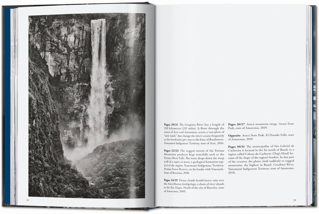 Το βιβλίο Amazônia του Sebastião Salgado από τις εκδόσεις TASCHEN, με μια επιβλητική ασπρόμαυρη φωτογραφία του δάσους του Αμαζονίου στο εξώφυλλο.