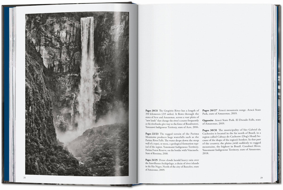 Το βιβλίο Amazônia του Sebastião Salgado από τις εκδόσεις TASCHEN, με μια επιβλητική ασπρόμαυρη φωτογραφία του δάσους του Αμαζονίου στο εξώφυλλο.