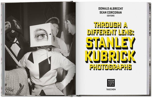 Το βιβλίο Stanley Kubrick Photographs 1945-1950 των εκδόσεων TASCHEN, με σκληρό εξώφυλλο που απεικονίζει ασπρόμαυρο φωτογραφικό πορτρέτο από το αρχείο του σκηνοθέτη.
