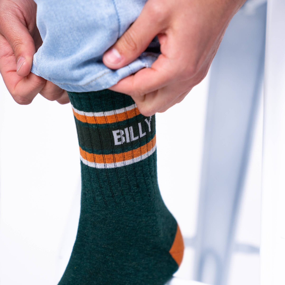 Ρετρό αθλητικές κάλτσες Billybelt από χτενισμένο βαμβάκι με ρίγες σε σκούρο πράσινο, πορτοκαλί και λευκό χρώμα.